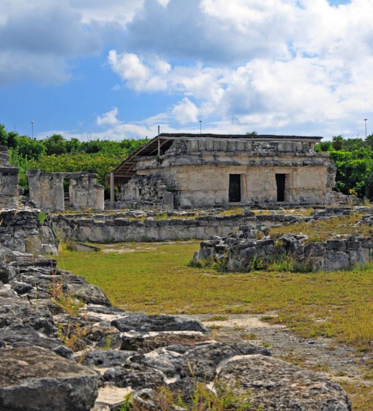 lugares-para-visitar-en-cancún-zona-arqueologica-el-rey-ibrokers.jpg